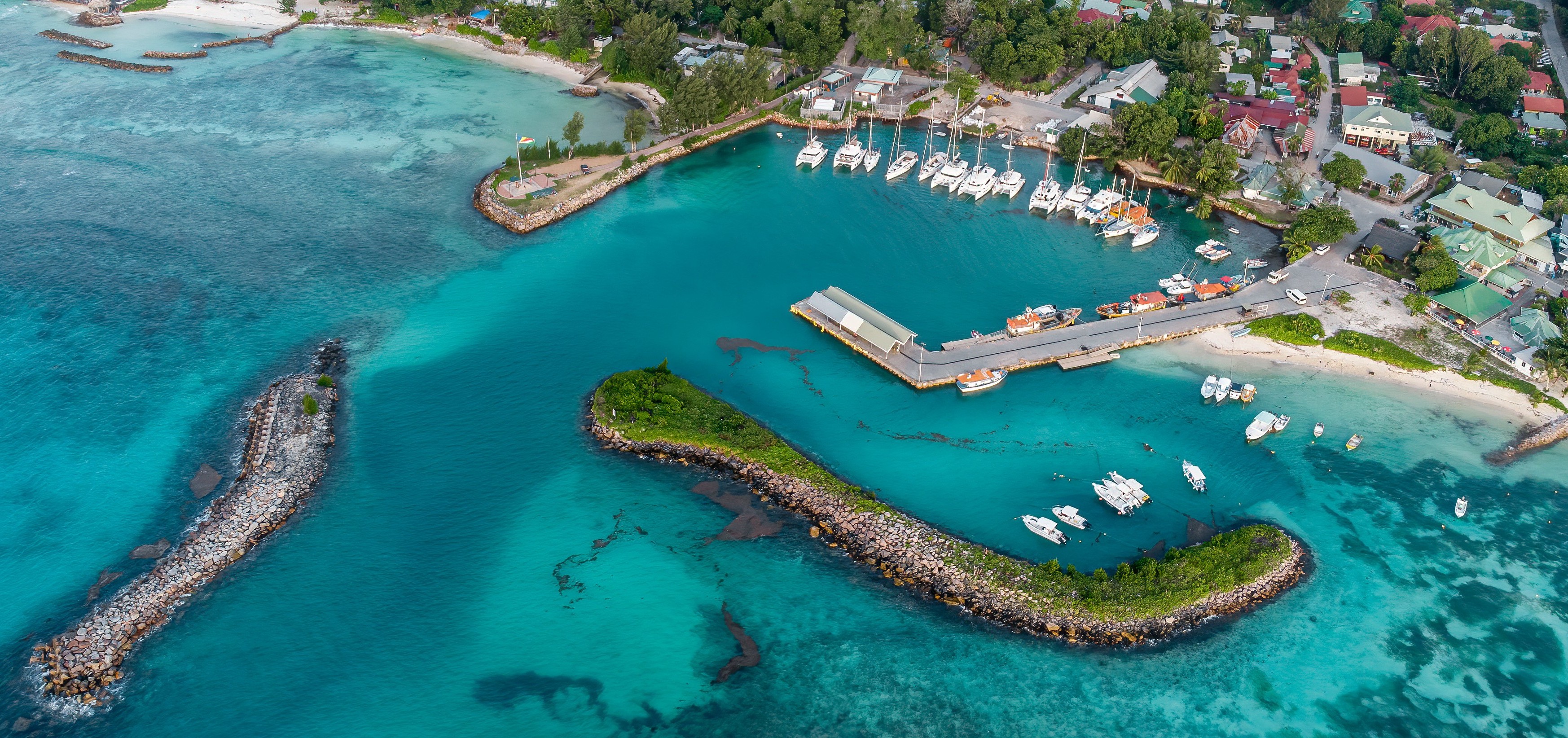 AdobeStock_Sergey Chips - Seychellen -  LaDigue - Port La Passe
